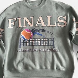 🚨$5 CLEAROUT 🚨
Hollister Graphic Sweatshirt